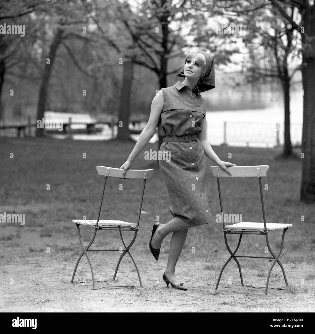 13.07.1971, République démocratique allemande, , Berlin - photographie publicitaire pour magazines de mode : le modèle montre la dernière mode estivale. 00S710713D090CAROEX. Banque D'Images