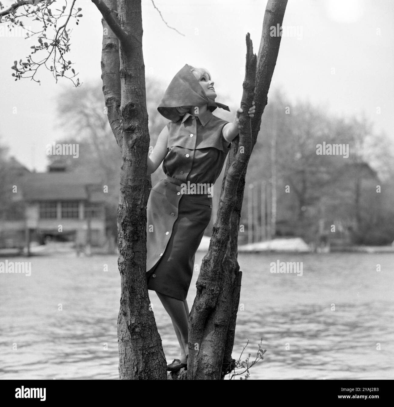 13.07.1971, République démocratique allemande, , Berlin - photographie publicitaire pour magazines de mode : le modèle montre la dernière mode estivale. 00S710713D086CAROEX. Banque D'Images