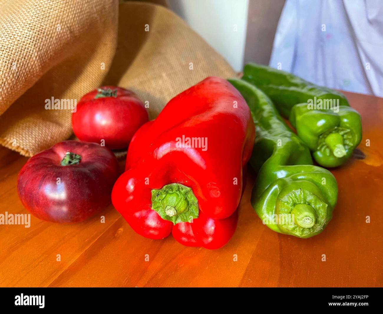 Poivrons et tomates.Encore la vie. - Image de stock capturée avec un smartphone
