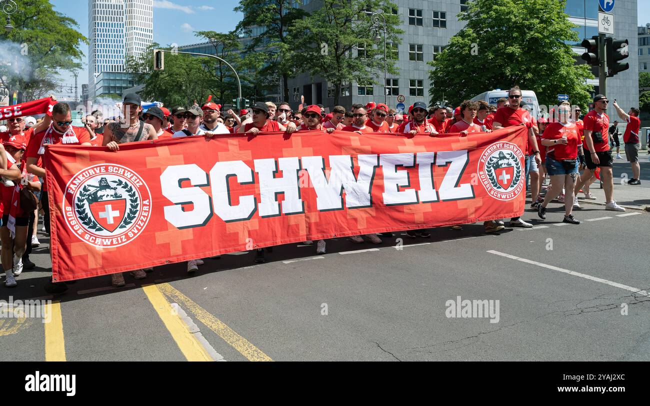 29.06.2024, Allemagne, , Berlin - Europe - les fans de football de l'équipe nationale suisse de football défilent dans la ville ouest de Berlin le long de la Kantstrasse Banque D'Images