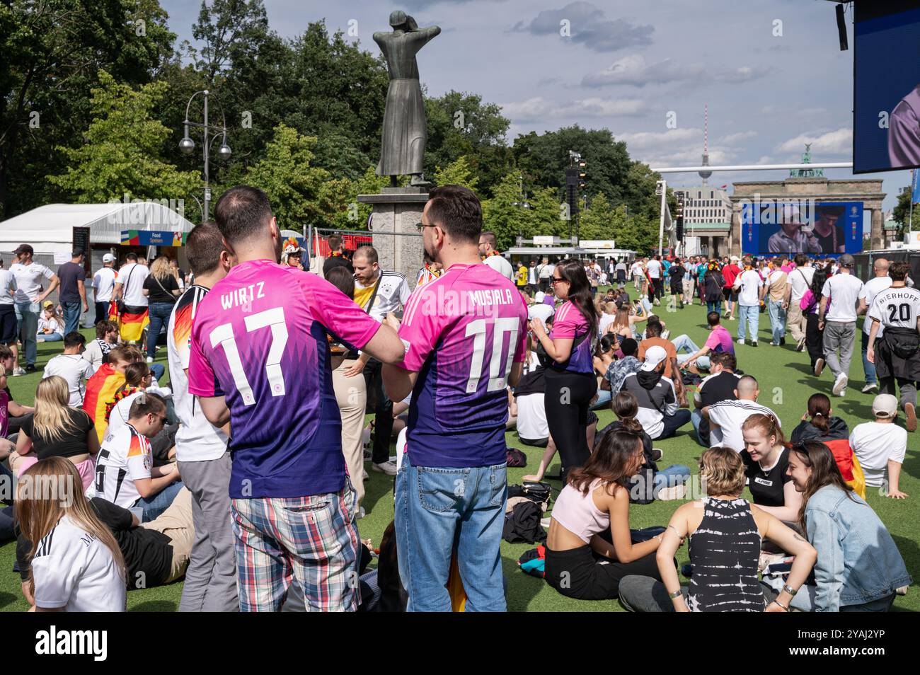 05.07.2024, Allemagne, , Berlin - Europe - fans de l'équipe nationale allemande de football sur le fan mile dans la zone d'observation publique le long de la rue ëStrafle Banque D'Images