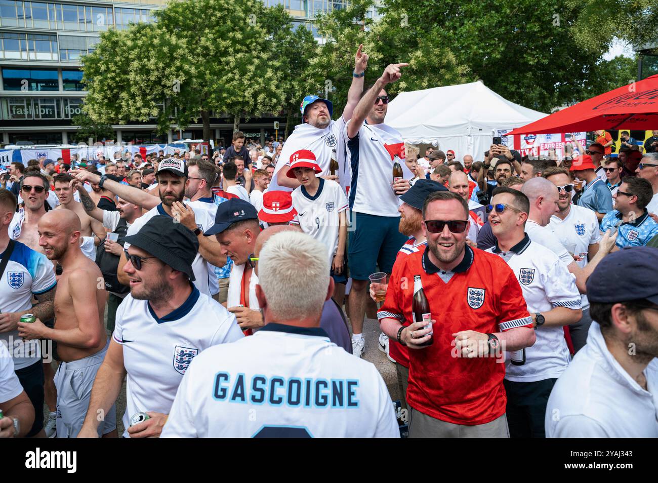 14.07.2024, Allemagne, , Berlin - Europe - les fans de l'équipe nationale anglaise de football se réunissent sur Breitscheidplatz devant l'Europa-Center en B. Banque D'Images