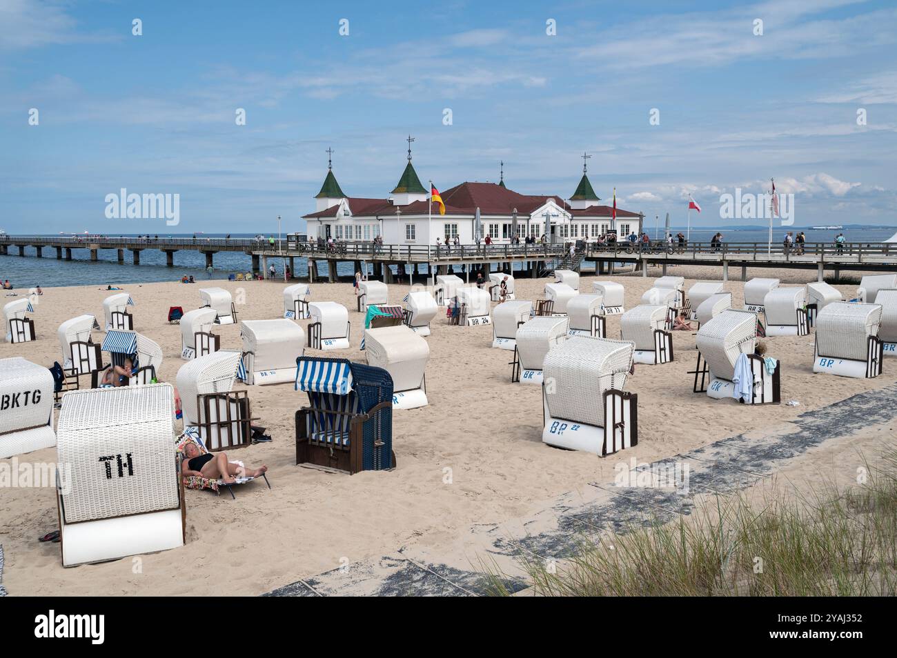 27.07.2024, Allemagne, Mecklembourg-Poméranie occidentale, Ahlbeck - Europe - chaises de plage traditionnelles sur la plage de la mer Baltique avec le pont de la mer d'Ahlbeck Banque D'Images