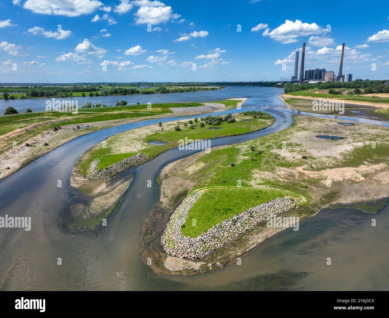 15.05.2024, Allemagne, Rhénanie du Nord-Westphalie, Dinslaken - renaturation de l'Emscher. Nouvel estuaire de l'Emscher dans le Rhin. Protection contre les inondations via lan Banque D'Images