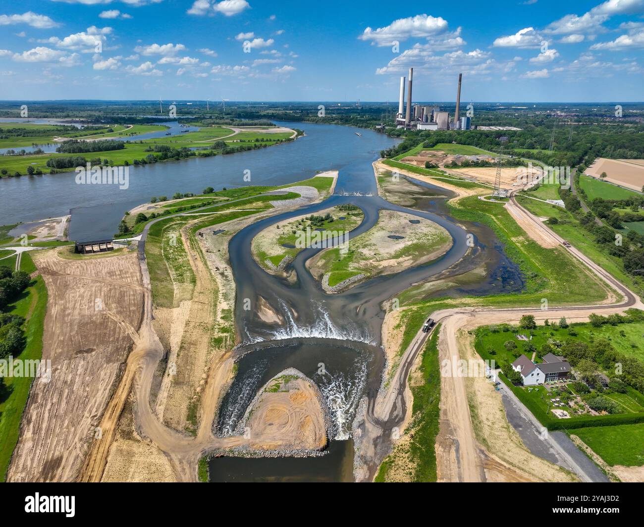 15.05.2024, Allemagne, Rhénanie du Nord-Westphalie, Dinslaken - renaturation de l'Emscher. Nouvel estuaire de l'Emscher dans le Rhin. Protection contre les inondations via lan Banque D'Images