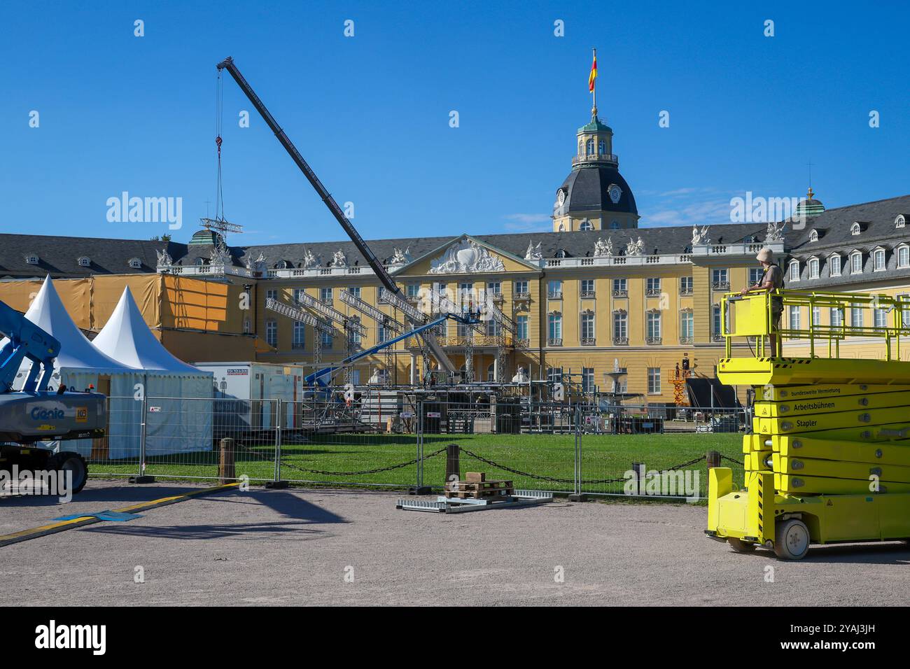 05.08.2024, Allemagne, Bade-Wuertemberg, Karlsruhe - Palais de Karlsruhe. Les techniciens événementiels construisent la scène en plein air d'un Herbert Groenemeyer con Banque D'Images