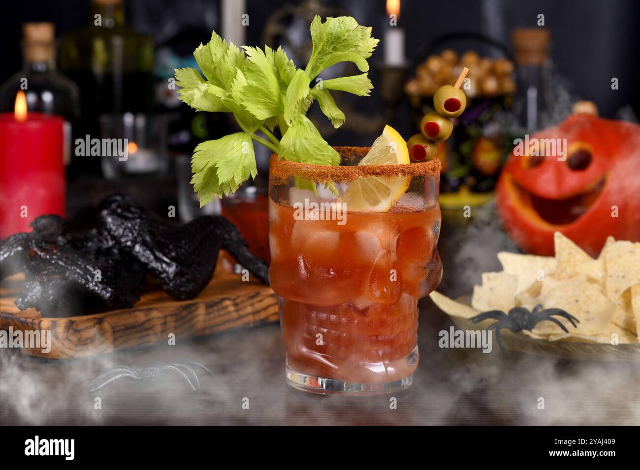 Хэллоуин. Cocktail Michelada, Bloody Mary. Boisson mexicaine avec jus de tomate, jus de lime, sauce et bière, garnie de tige de céleri, citron, olives. Ha Banque D'Images