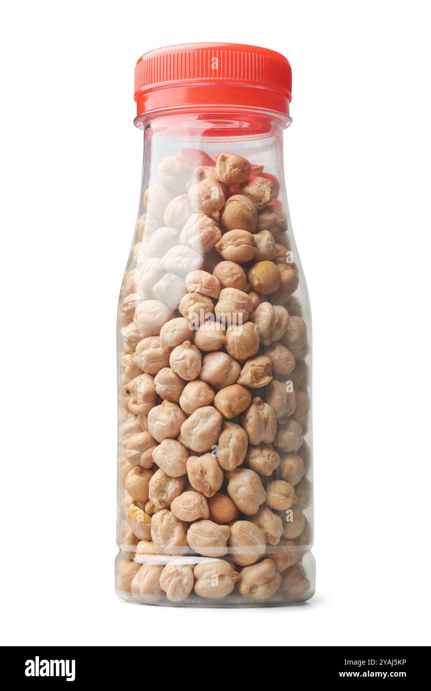pois chiches ou grammes dans une bouteille en plastique transparent sans étiquette fond blanc isolé, pratique courante de stockage pour garder au sec et frais Banque D'Images