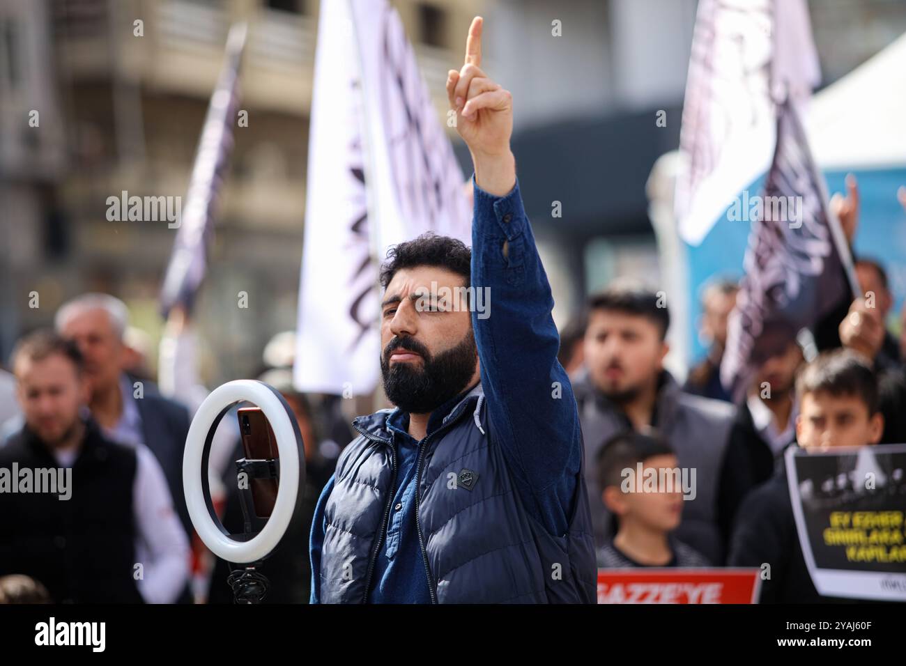 Gaziantep, Turkiye. 17 mars 2024. Une veillée de soutien à Gaza organisée par l'organisation changement radical [Koklu Degisim] a lieu à Gaziantep, Turkiye. Les partisans de ces organisations ont hissé des drapeaux islamiques et des banderoles pour exiger l'ouverture du terminal de Rafah à Gaza afin de permettre l'acheminement de l'aide humanitaire indispensable dans l'enclave ravagée par la guerre. Ils ont également appelé à la rupture des relations commerciales avec Israël et à l'entrée des armées islamiques à Gaza et à la libération de la Palestine occupée Banque D'Images