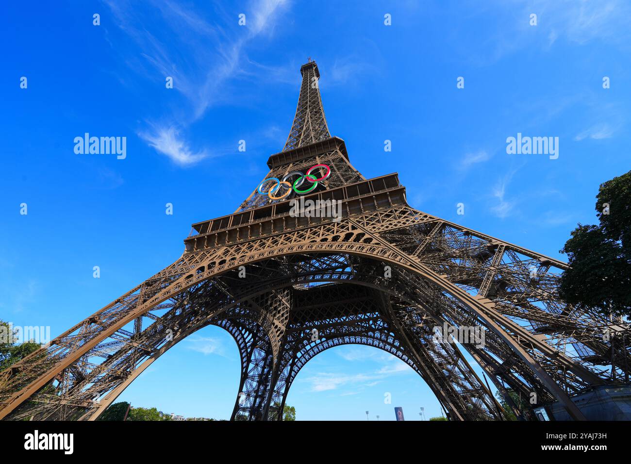 Paris, France - 10 août 2024 : anneaux olympiques à LED géantes sur la Tour Eiffel pour les Jeux olympiques d'été de Paris 2024 Banque D'Images