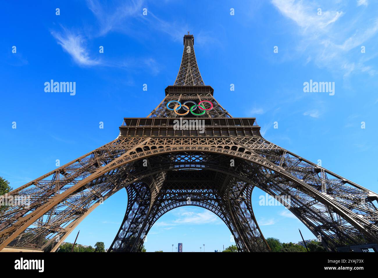 Paris, France - 10 août 2024 : anneaux olympiques à LED géantes sur la Tour Eiffel pour les Jeux olympiques d'été de Paris 2024 Banque D'Images