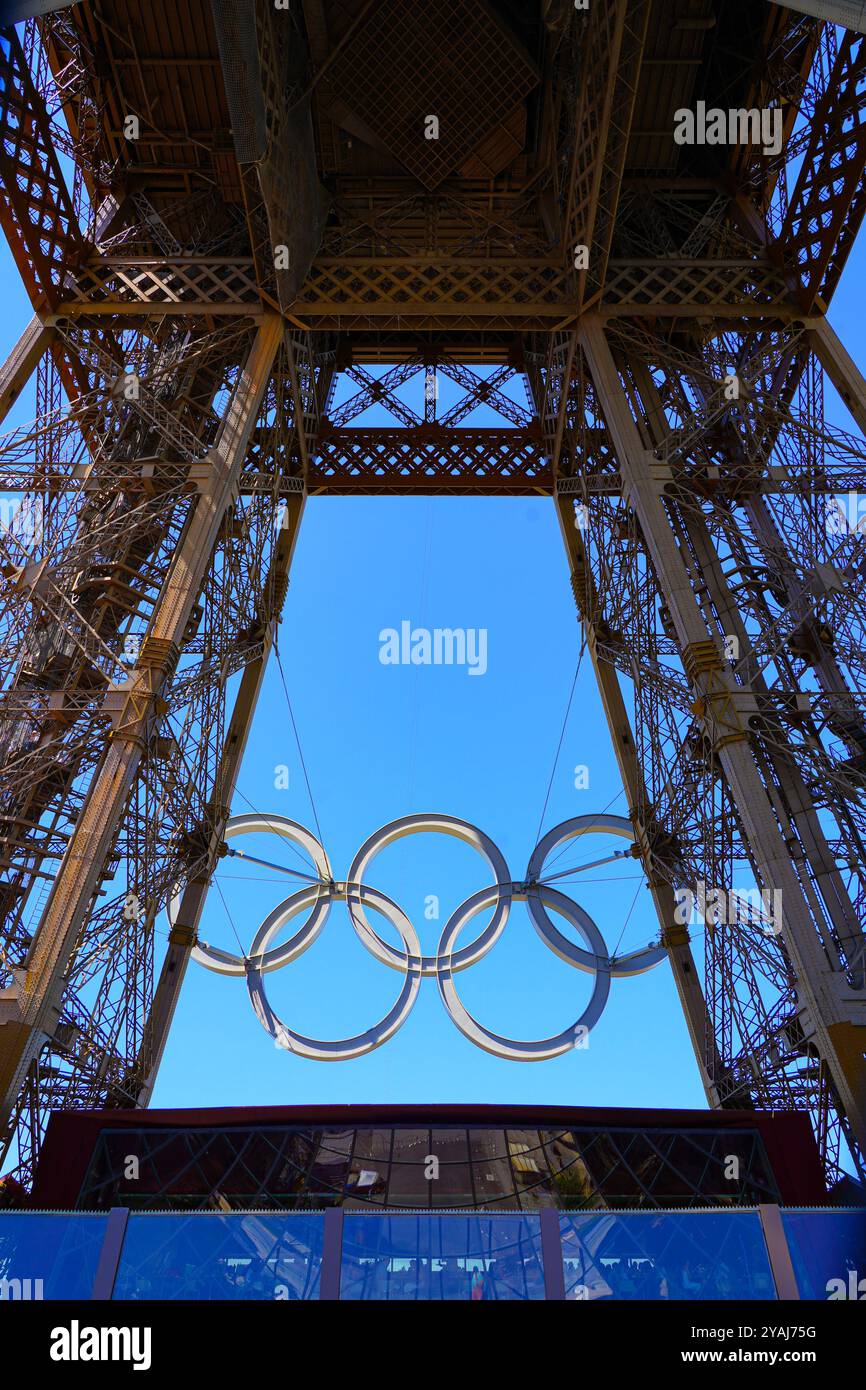 Paris, France - 10 août 2024 : anneaux olympiques à LED géantes sur la Tour Eiffel pour les Jeux olympiques d'été de Paris 2024 Banque D'Images
