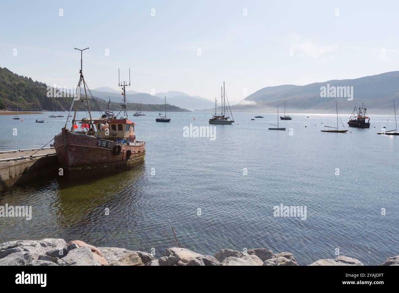 Village d'Ullapool, Écosse. Vue pittoresque d'un bateau de pêche rustique, notre marin, amarré à Ullapool. Banque D'Images