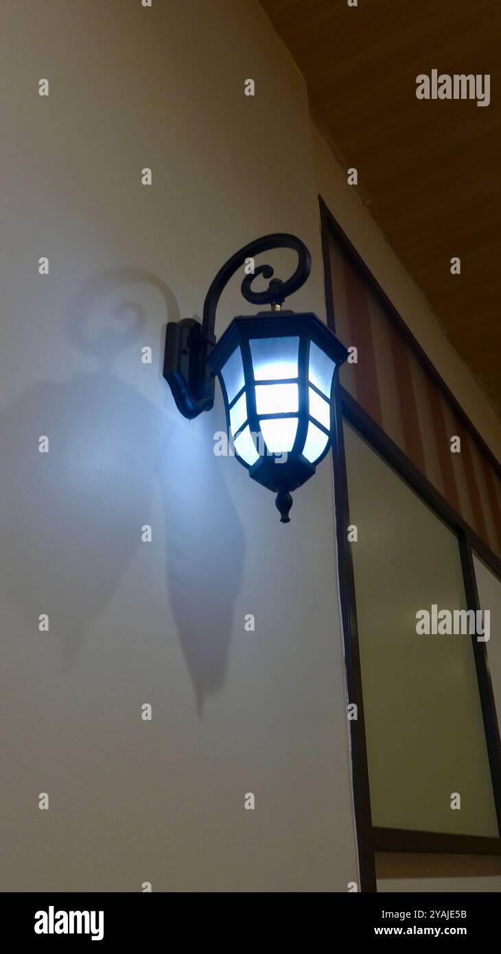 Intérieur de lampe moderne monté sur le mur blanc Banque D'Images