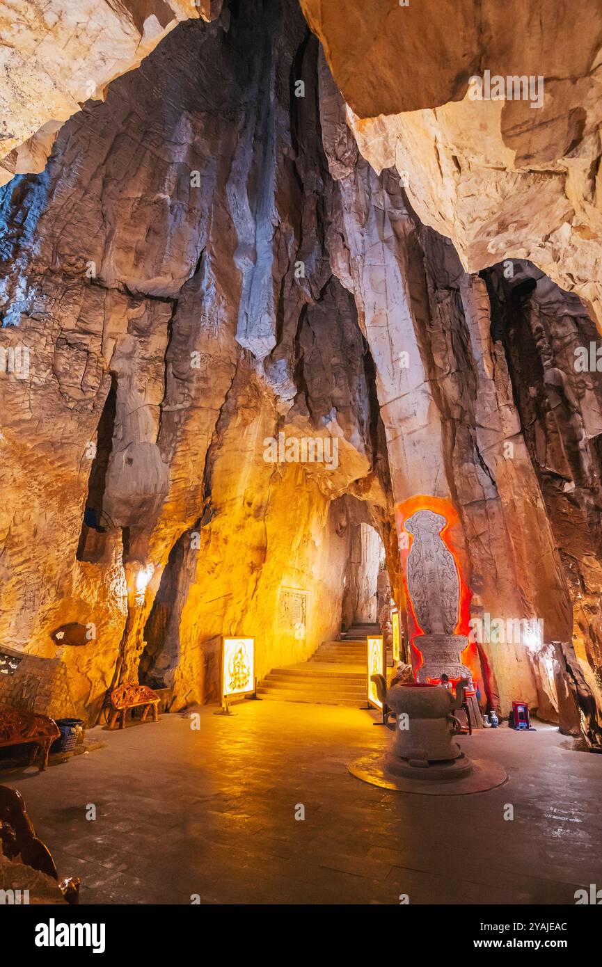 Belle grotte calcaire avec un temple bouddhiste à l'intérieur dans les montagnes de marbre à Da Nang au Vietnam en Asie Banque D'Images