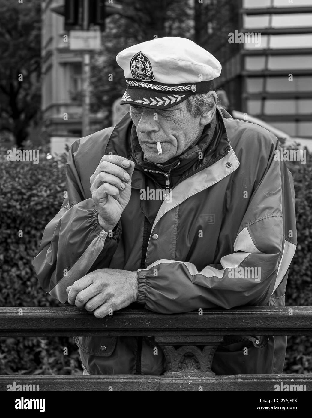 Homme dans Sailors Cap Banque D'Images