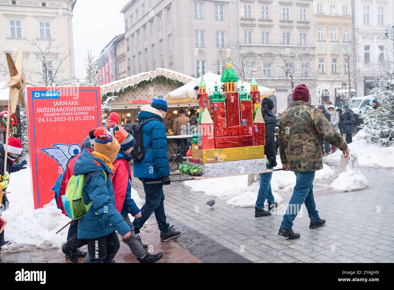 Cracovie, Pologne - 7 décembre 2023 : défilé des Szopki lors du concours annuel de la scène de la Nativité classé par l'UNESCO à Kraków Banque D'Images