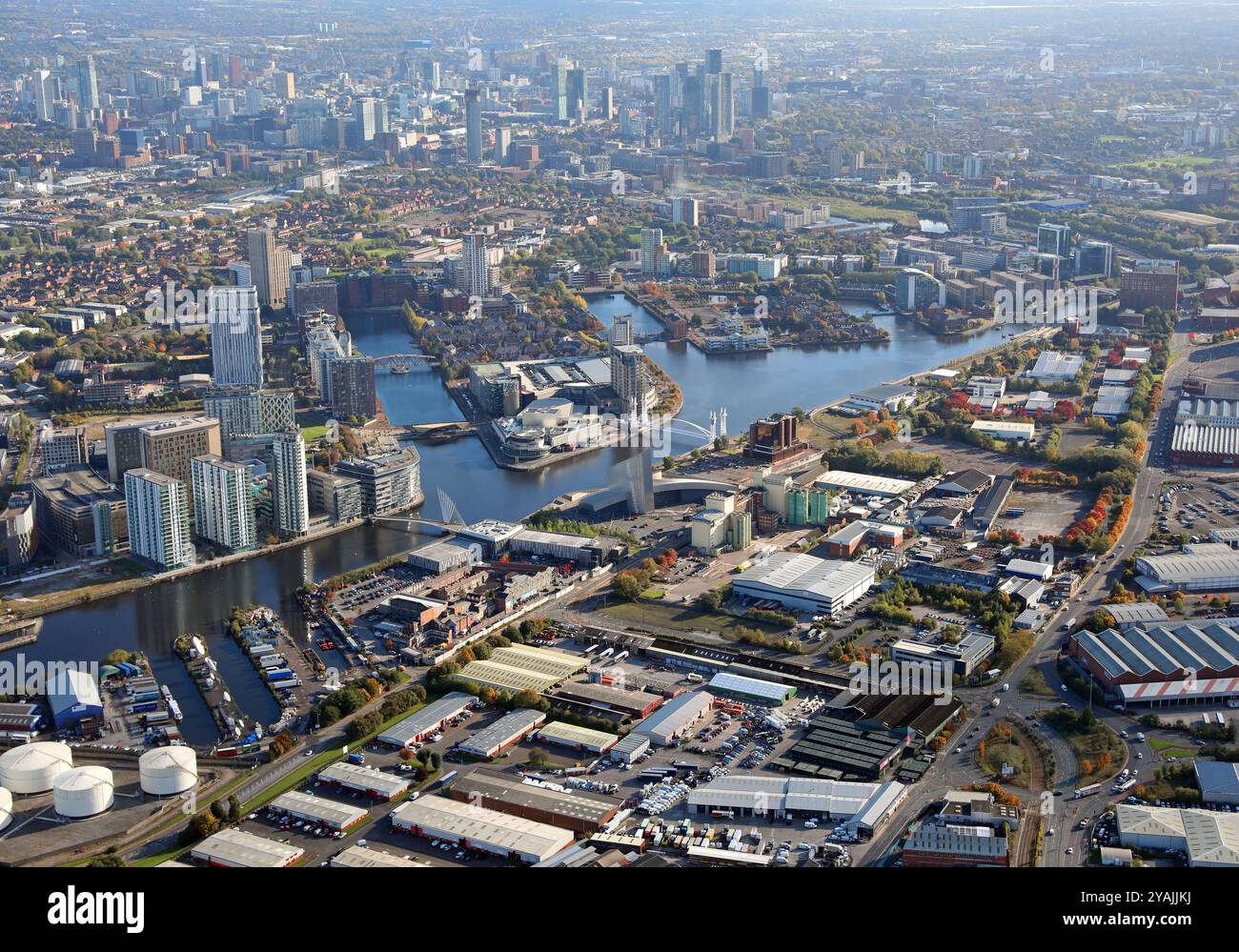 Vue aérienne de Salford Quays et du centre-ville de Manchester. Vue vers l'est sur Trafford Wharf Road et Wharfside Way avec le centre commercial Quays Banque D'Images
