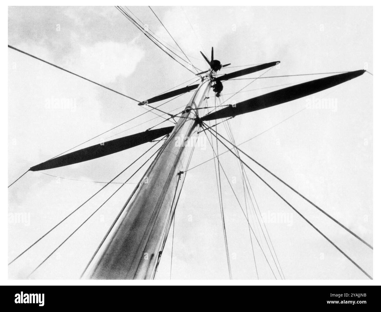 PHOTOS D'ANTAN - géré par PPL PHOTO AGENCY ***Circa 1930 AmericaÕs Cup : le mât en bois et les écarteurs avec lesquels le yacht américain J-Class ENTERP Banque D'Images