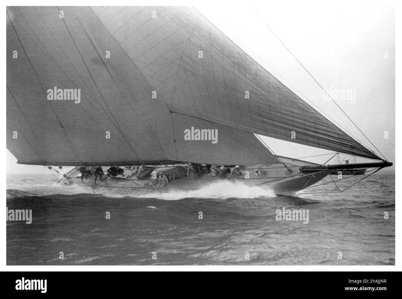 PHOTOS D'ANTAN - géré par PPL PHOTO AGENCY Circa 1920 AmericaÕs Cup : le yacht américain RESOLUTE, le défenseur de l'America Cup 1920, lee rail u Banque D'Images