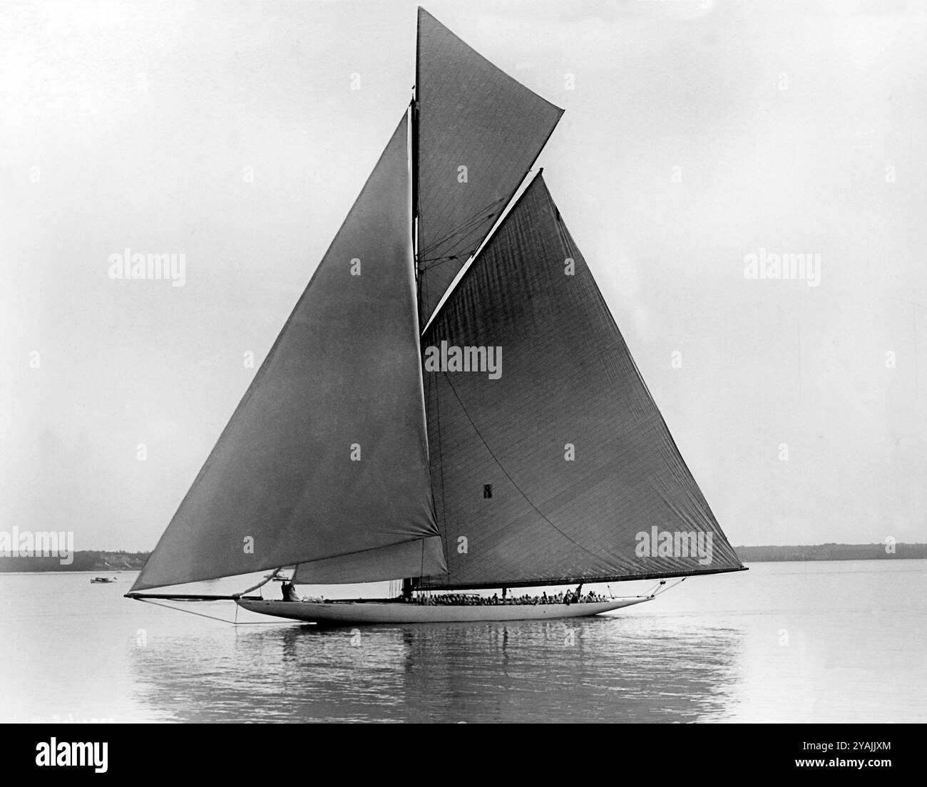 PHOTOS D'ANTAN - géré par PPL PHOTO AGENCY Circa 1903 AmericaÕs Cup : les États-Unis défendant le yacht RELIANCE skippered par le Capt Charles Barr, becalme Banque D'Images