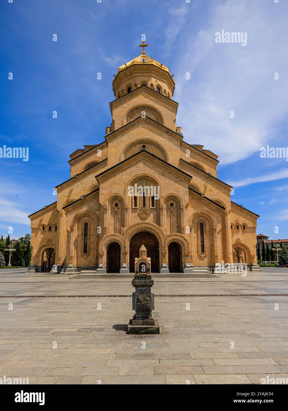 l'imposante cathédrale de la sainte trinité à tbilissi géorgie un jour de ciel bleu ensoleillé une cathédrale miniature se dresse sur un pédastal au premier plan Banque D'Images