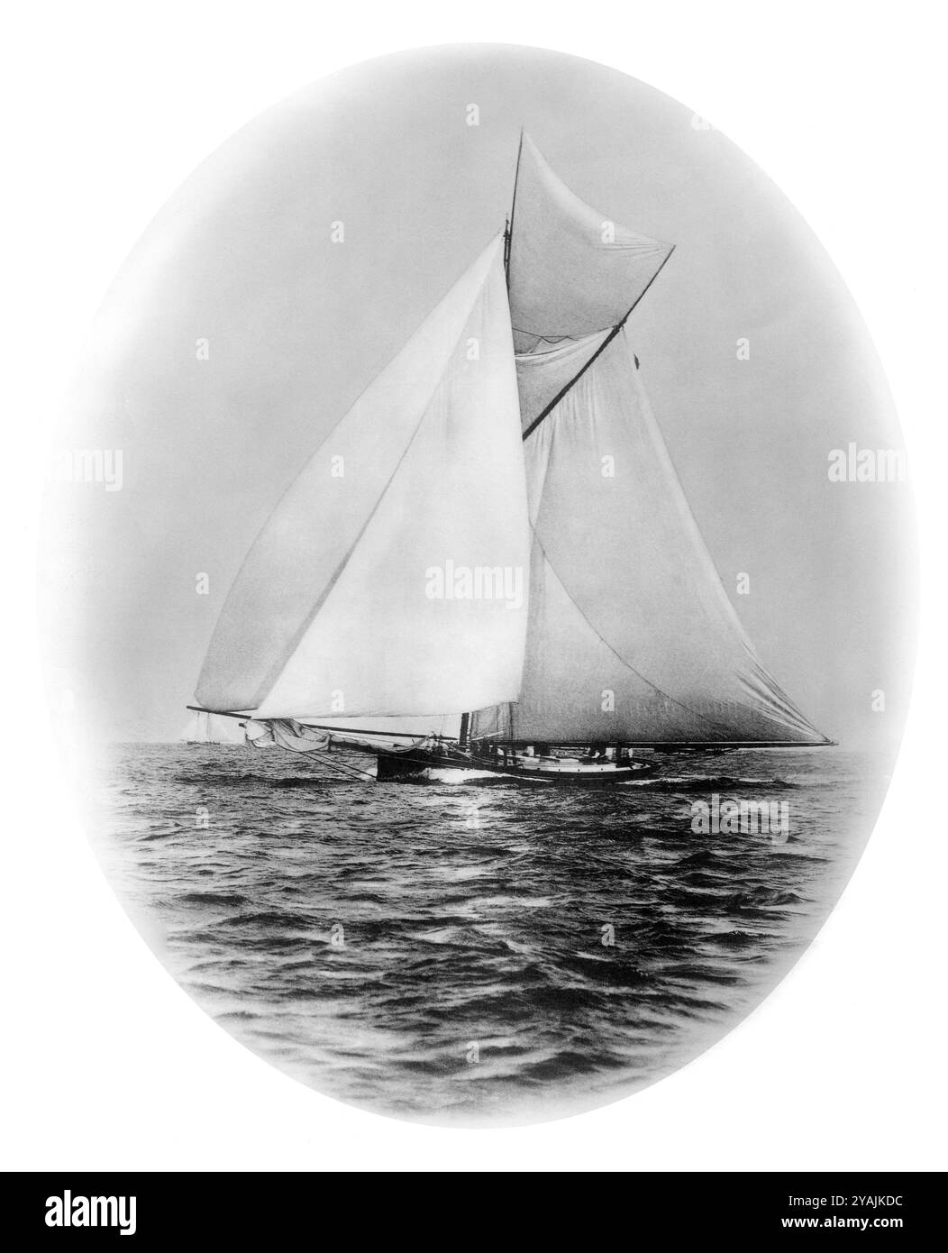 PHOTOS D'ANTAN - géré par PPL PHOTO AGENCY ***Circa 1881 AmericaÕs Cup : le MALICE de yacht gréé par le sloop américain, qui yearÕs défend de l'Amer Banque D'Images