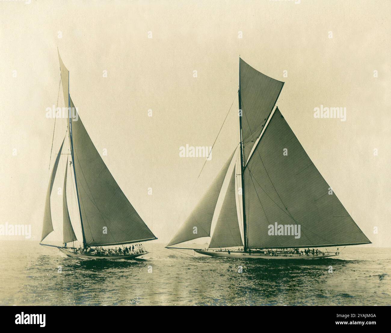 PHOTOS D’ANTAN - géré par PPL PHOTO AGENCYCirca 1903 America’s Cup. Le challenger irlandais SHAMROCK III de Sir Thomas Lipton s’aligne contre le N. Banque D'Images