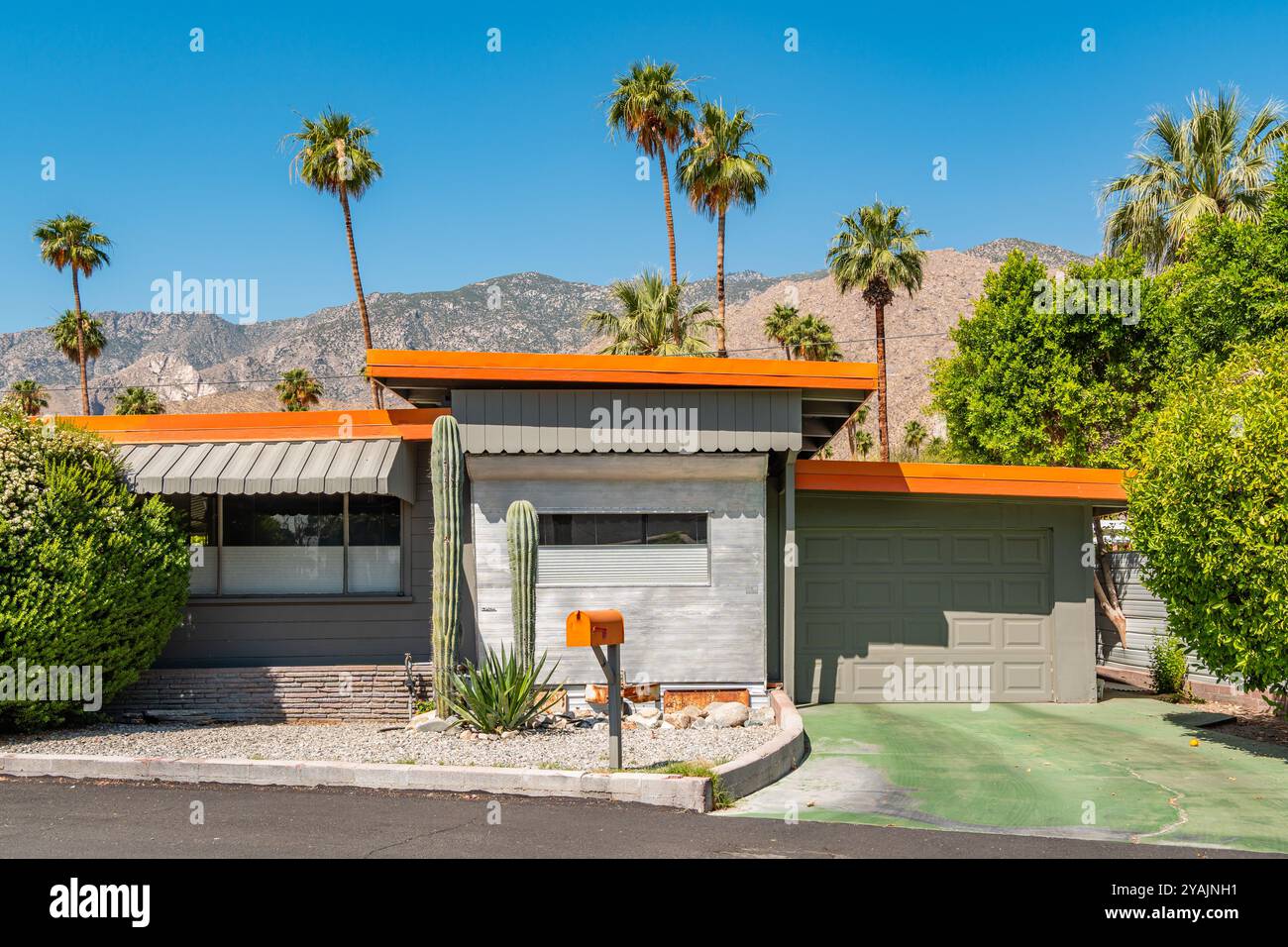 Palm Springs, CA, US-22 mai 2024 : extérieur de la maison mobile de luxe moderne du milieu du siècle dans un quartier de banlieue. Banque D'Images