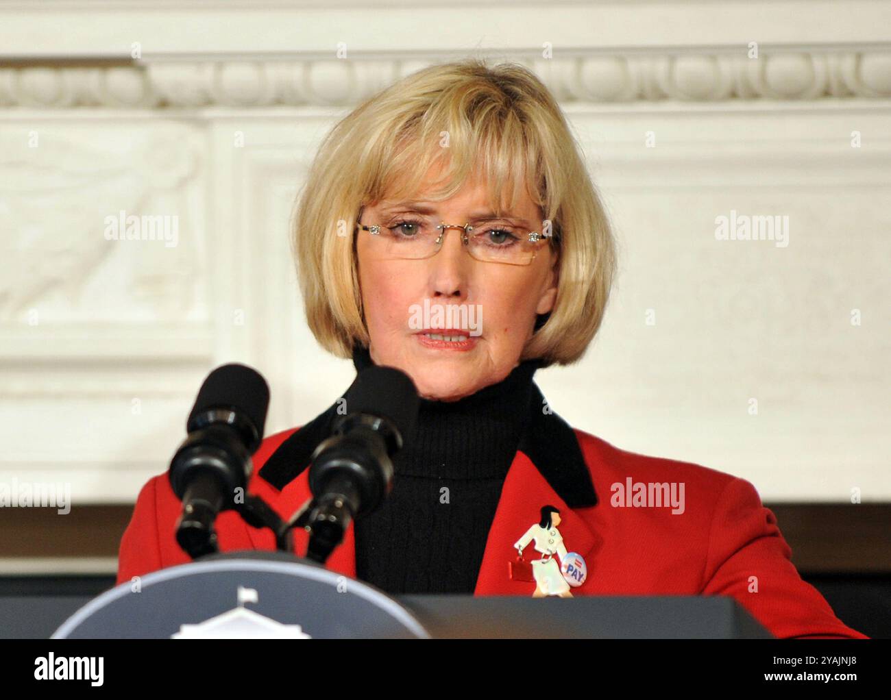 Washington, DC - 29 janvier 2009 -- Lilly Ledbetter fait une déclaration dans la salle à manger d'État de la Maison Blanche à Washington, DC lors d'une réception en l'honneur de la signature de la loi Lilly Ledbetter Fair Pay Restoration Act le jeudi 29 janvier 2009..Credit : Ron Sachs - Pool via CNP / MediaPunch Banque D'Images