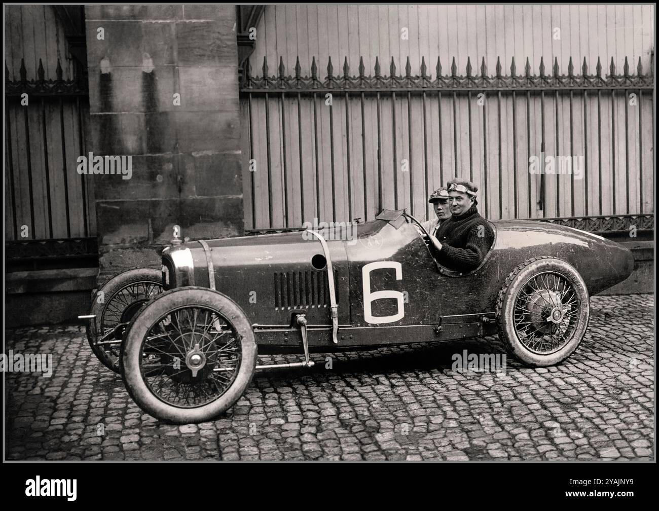 Albert Guyot au Grand Prix de France 1922 dans sa voiture n°6. Albert Guyot était un pilote automobile français remarquable qui a participé au Grand Prix de France 1922, organisé sur le circuit de Strasbourg. Guyot conduisait une voiture de course Ballot 2LS, connue pour son ingénierie avancée et ses performances à cette époque. Les voitures de vote ont été reconnues pour leur rapidité et leur fiabilité. Guyot a terminé la course à une quatrième place louable, mettant en valeur ses compétences et les capacités de la voiture de vote. Banque D'Images