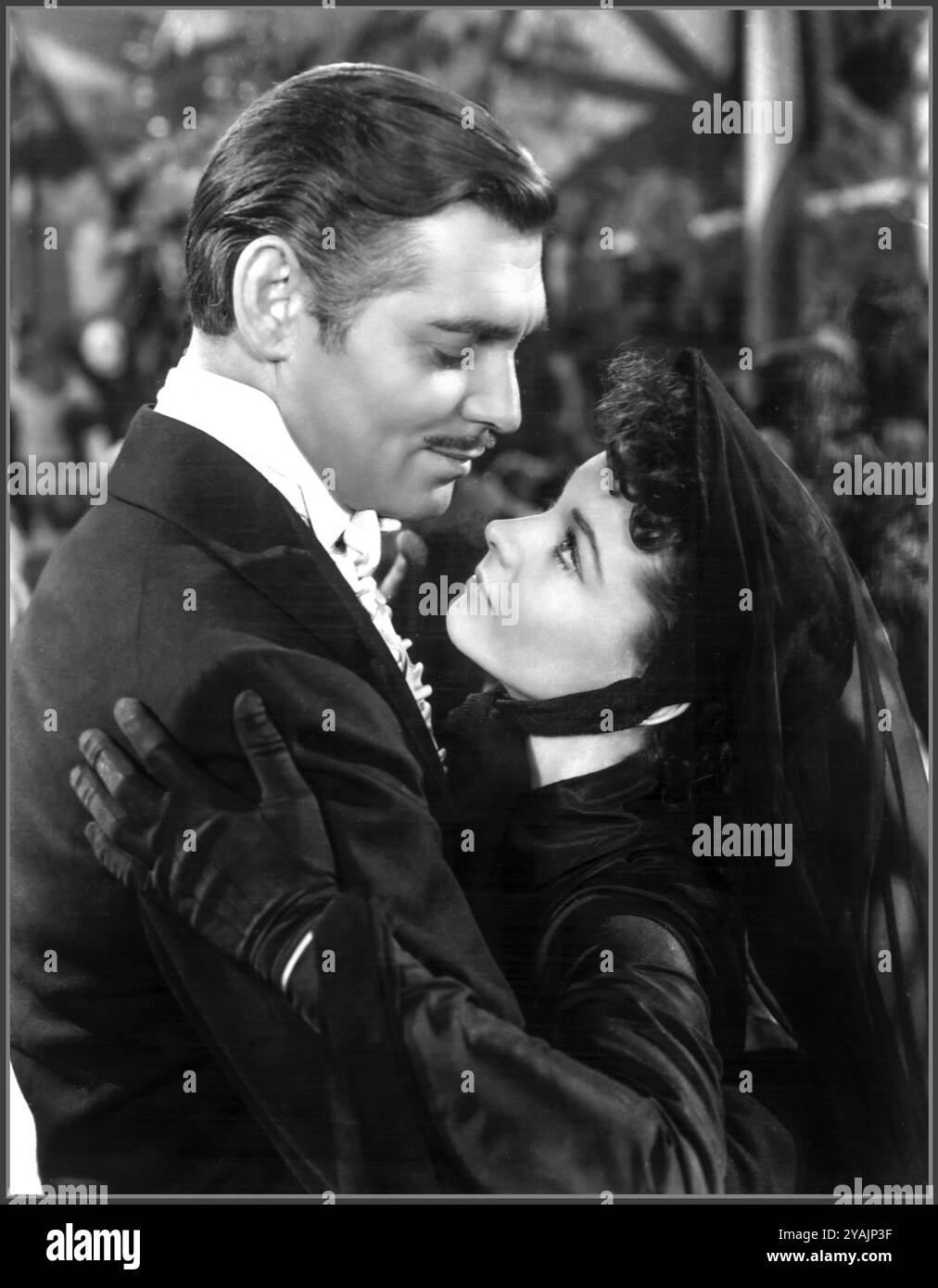 EN EMPORTANT LE VENT Clark Gable et Vivien Leigh, le film B&W Still from Gone with the Wind..Gone with the Wind, sorti en 1939, est un film romantique historique épique réalisé par Victor Fleming et basé sur le roman du même nom de Margaret Mitchell. Le film se déroule dans le Sud américain pendant la guerre de Sécession et l'ère de la reconstruction, et il suit la vie tumultueuse de Scarlett O'Hara, jouée par Vivien Leigh, alors qu'elle navigue dans l'amour, la perte et la survie. Banque D'Images