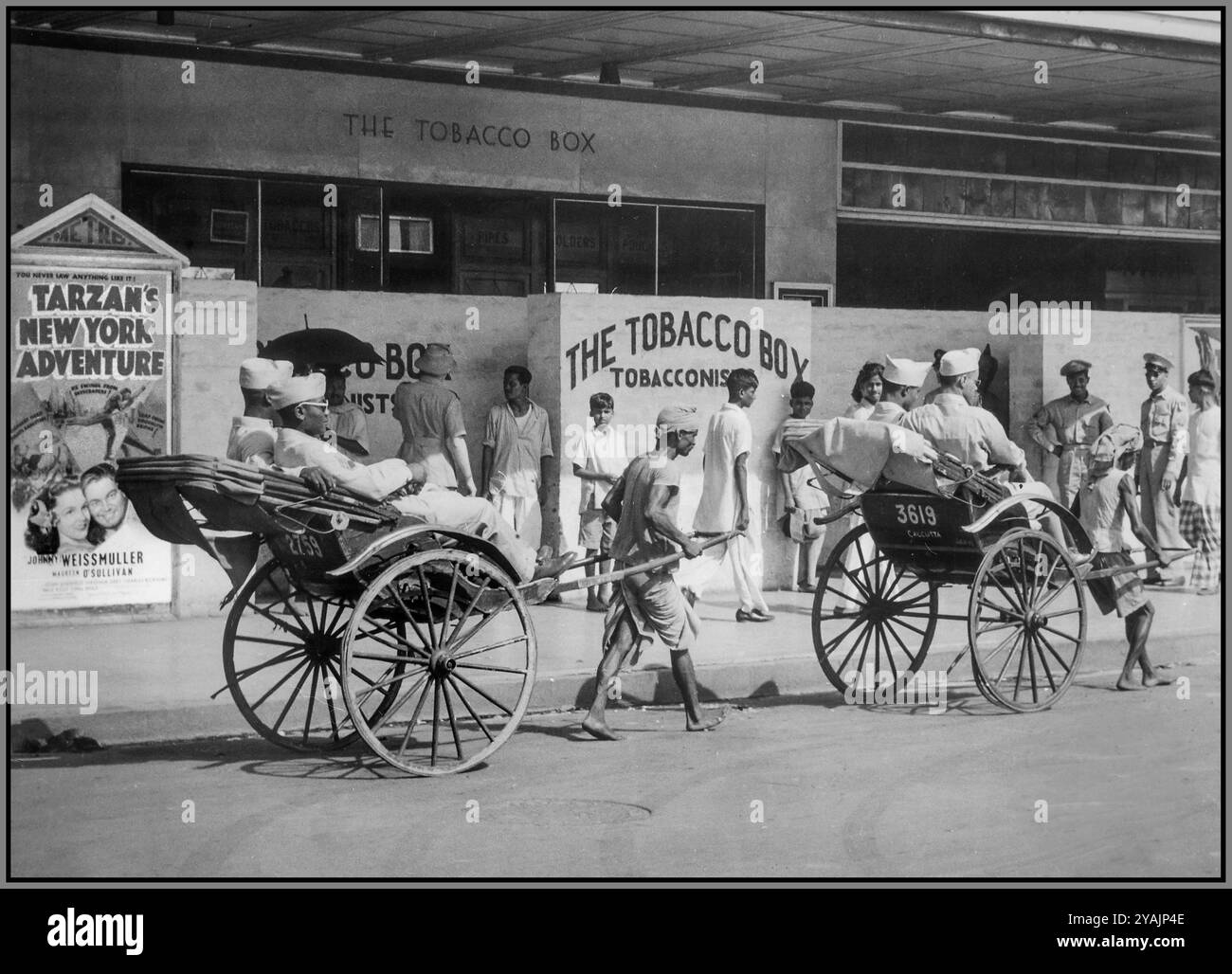 Les rickshaws de la seconde Guerre mondiale sont presque aussi courants en Inde qu'en Chine. Certains des... troupes sont sur leur chemin pour voir `Tarzan's New York Adventure'---en Inde...juillet 1943 en juillet 1943, pendant la seconde Guerre mondiale, des rickshaws, formes de transport courantes en Inde et en Chine, sont vus transporter des troupes dans des rues animées. Ces soldats, stationnés loin de chez eux, trouvent réconfort dans les petits conforts du divertissement. Ils sont en route pour une projection de Tarzan’s New York Adventure, l’une des dernières importations hollywoodiennes, qui a offert une échappatoire aux dures réalités de la guerre. Banque D'Images
