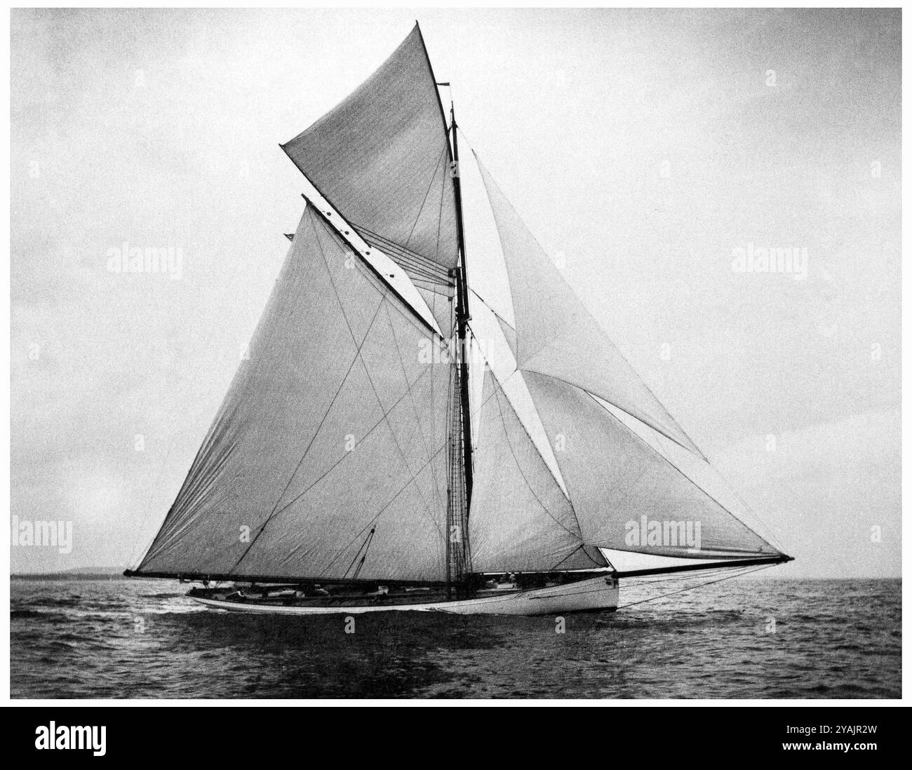 PHOTOS D'ANTAN - géré par PPL PHOTO AGENCY Circa 1886 AmericaÕs Cup : le yacht américain MAYFLOWER, qui a défendu avec succès l'Americ Banque D'Images