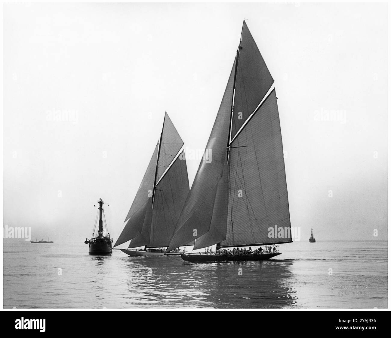 PHOTOS D’ANTAN - géré par PPL PHOTO AGENCYCirca 1920 America’s Cup : Sir Thomas Lipton’s 1920 British America’s Cup Challenge yacht SHAMROCK Banque D'Images