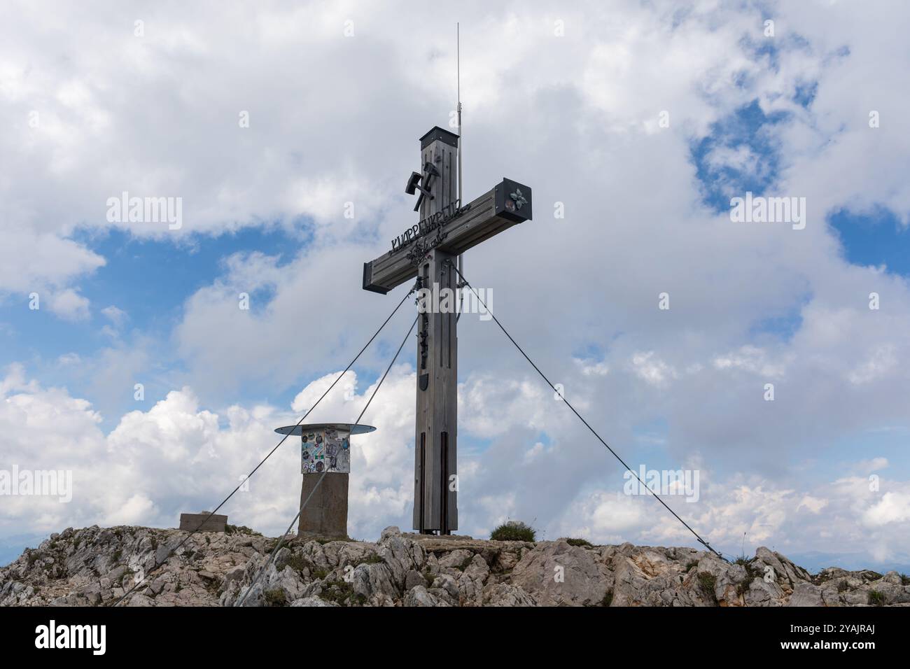 Sommet croix sur le sommet de la montagne Dobratsch, Alpes Villacher, Carinthie, Autriche Banque D'Images