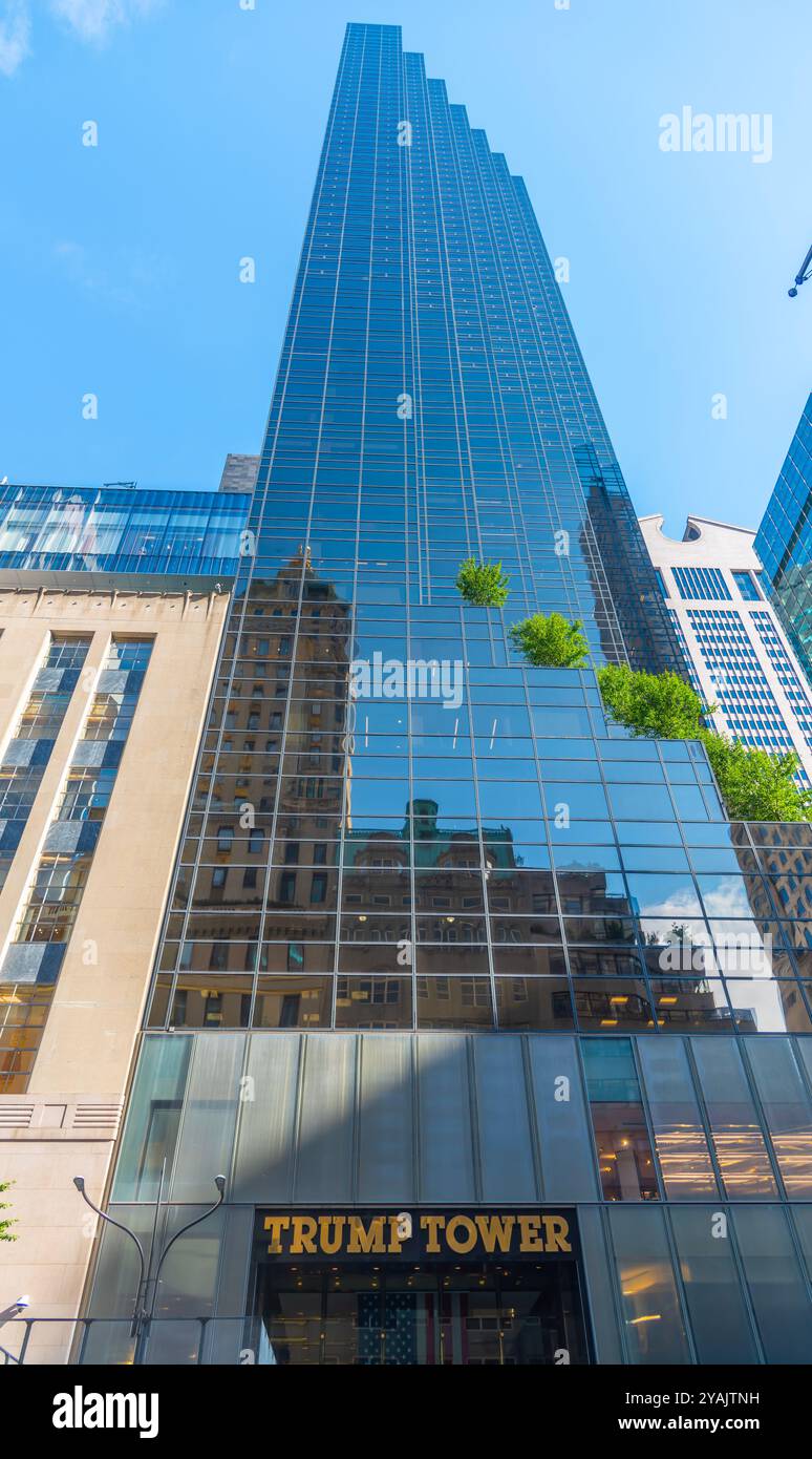 New York, États-Unis - 07 octobre 2024 : la façade du bâtiment Trump Tower dans la 5ème avenue à Manhattan sous un ciel dégagé Banque D'Images