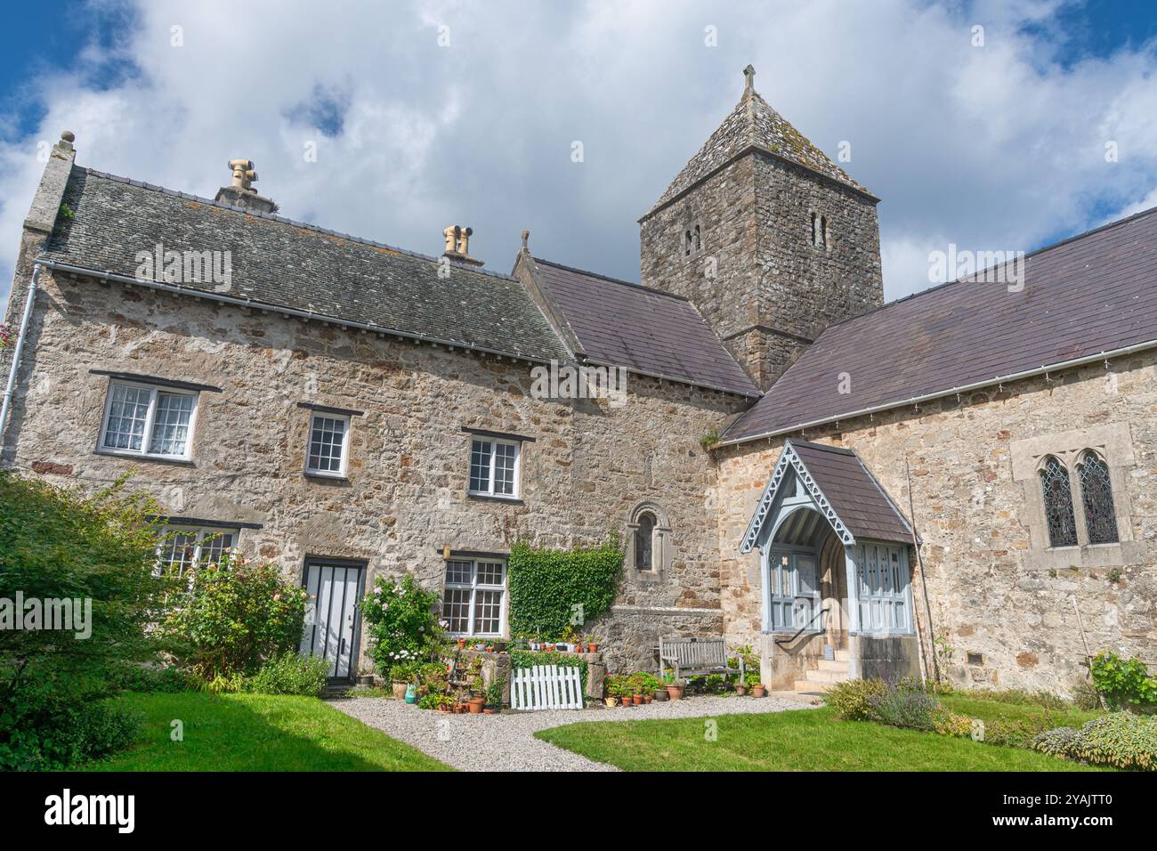 Le prieuré historique de Penmon (également le prieuré de St Seiriol) sur l'île d'Anglesey dans le nord du Pays de Galles. Banque D'Images