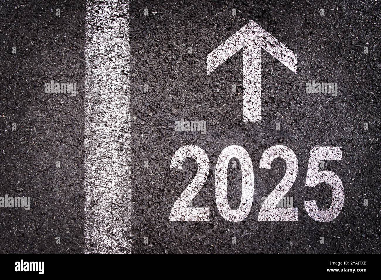 Direction 2025 écrit sur fond de route asphaltée, illustration d'objectif d'affaires du nouvel an Banque D'Images