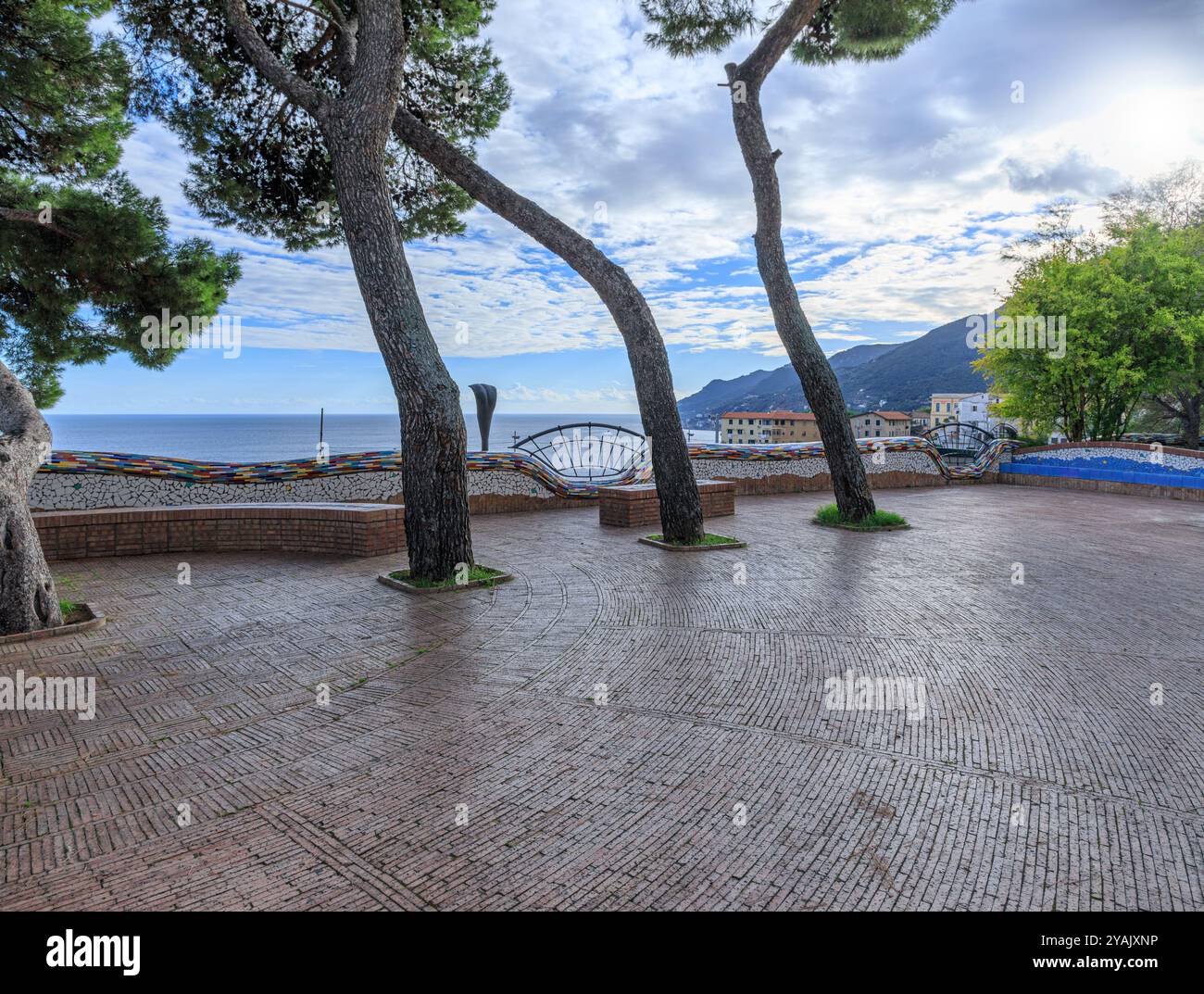 Vue sur la ville de Vietri sul Mare en Italie : aperçu de la villa municipale décorée avec majolique polychrome typique. Banque D'Images