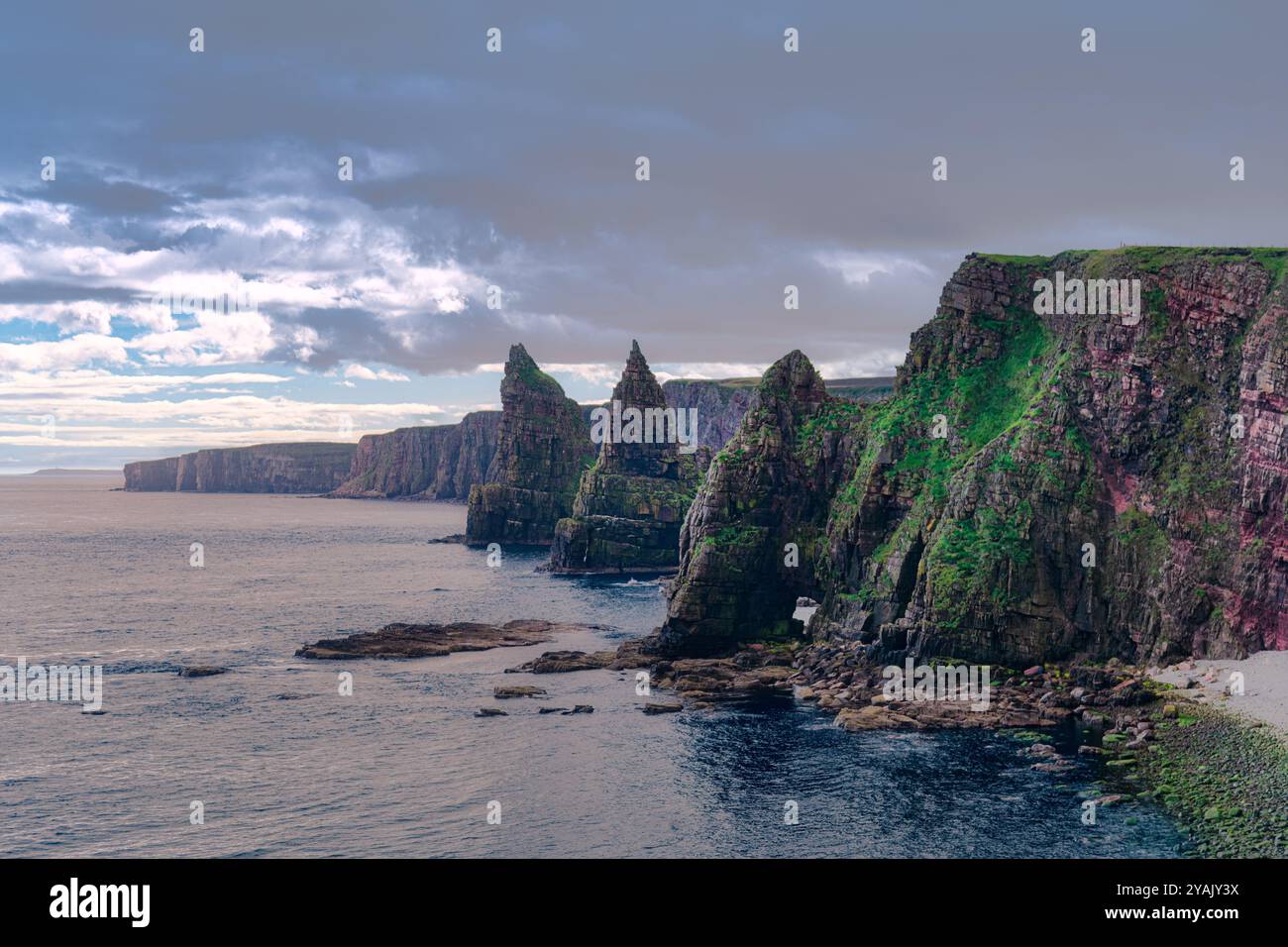 Les Stacks de Duncansby, formations spectaculaires de piquets rocheux situées devant les falaises de Duncansby Head, à l'extrémité nord-est de l'Écosse Banque D'Images