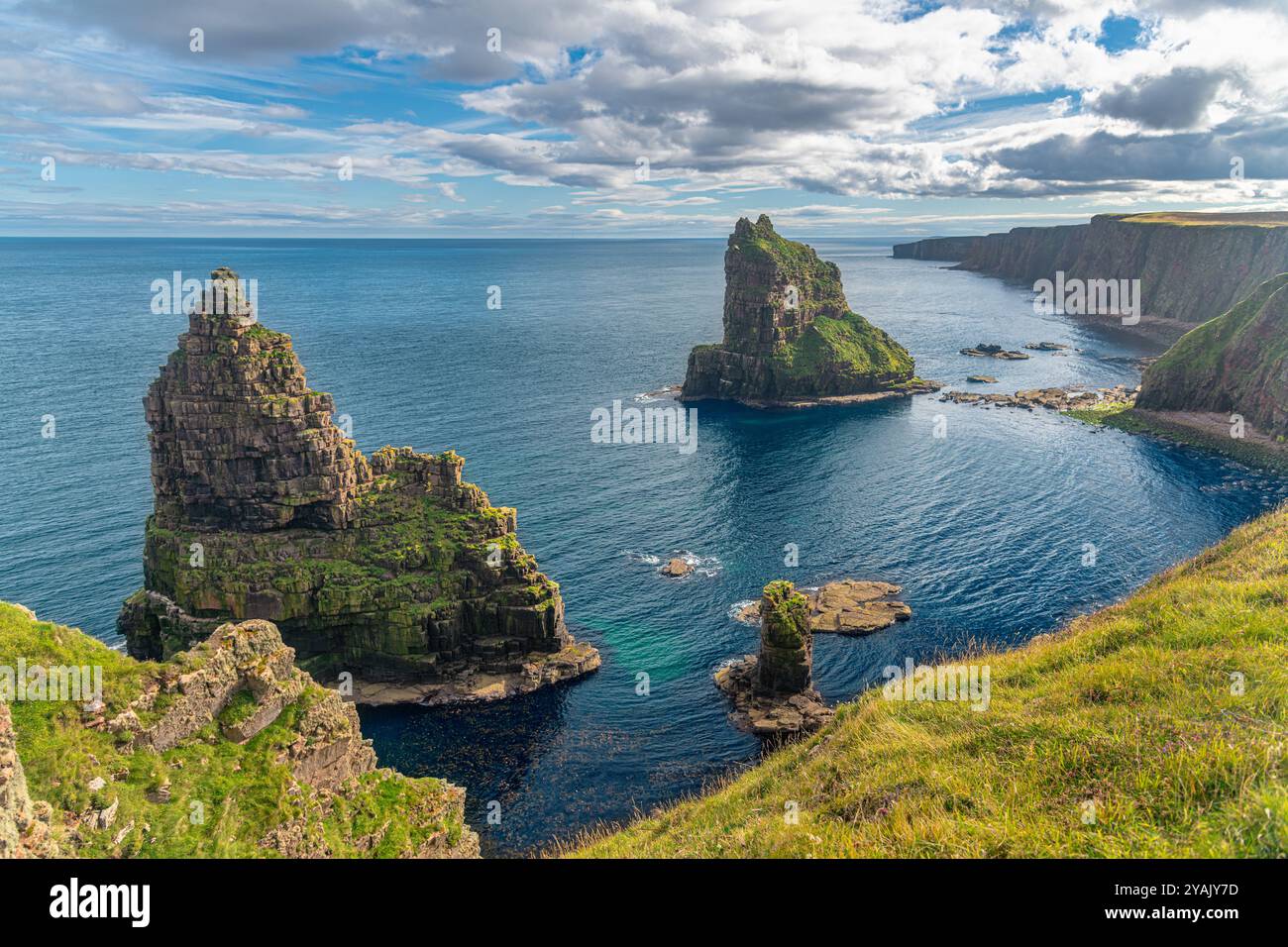 Les Stacks de Duncansby, formations spectaculaires de piquets rocheux situées devant les falaises de Duncansby Head, à l'extrémité nord-est de l'Écosse Banque D'Images