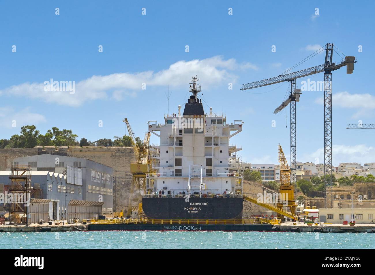 La Valette, Malte - 6 août 2023 : gros navire en cale sèche dans le port de la Valette pour réparation et entretien. Banque D'Images