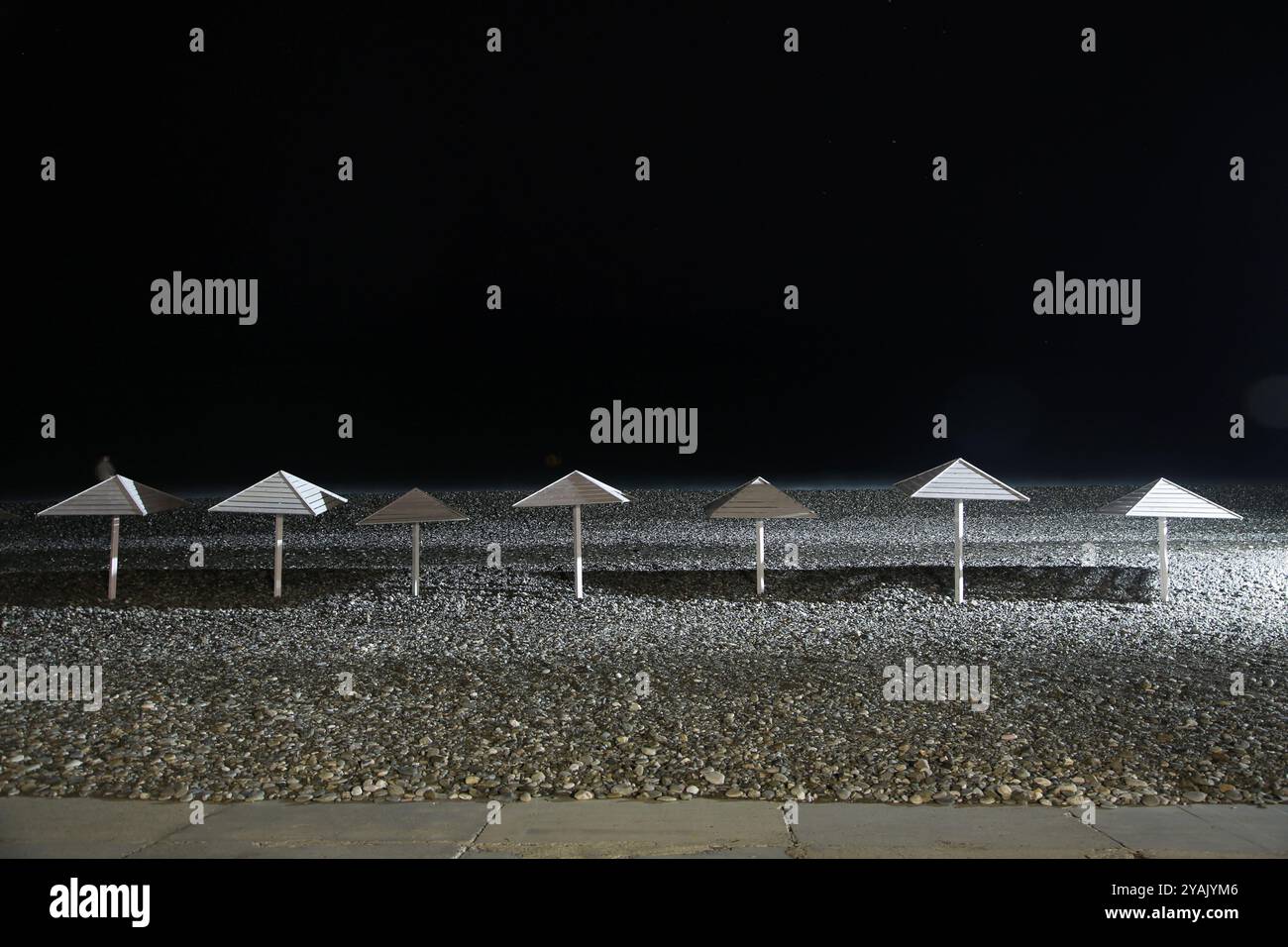 Vue sur la plage de Sotchi la nuit, Russie Banque D'Images