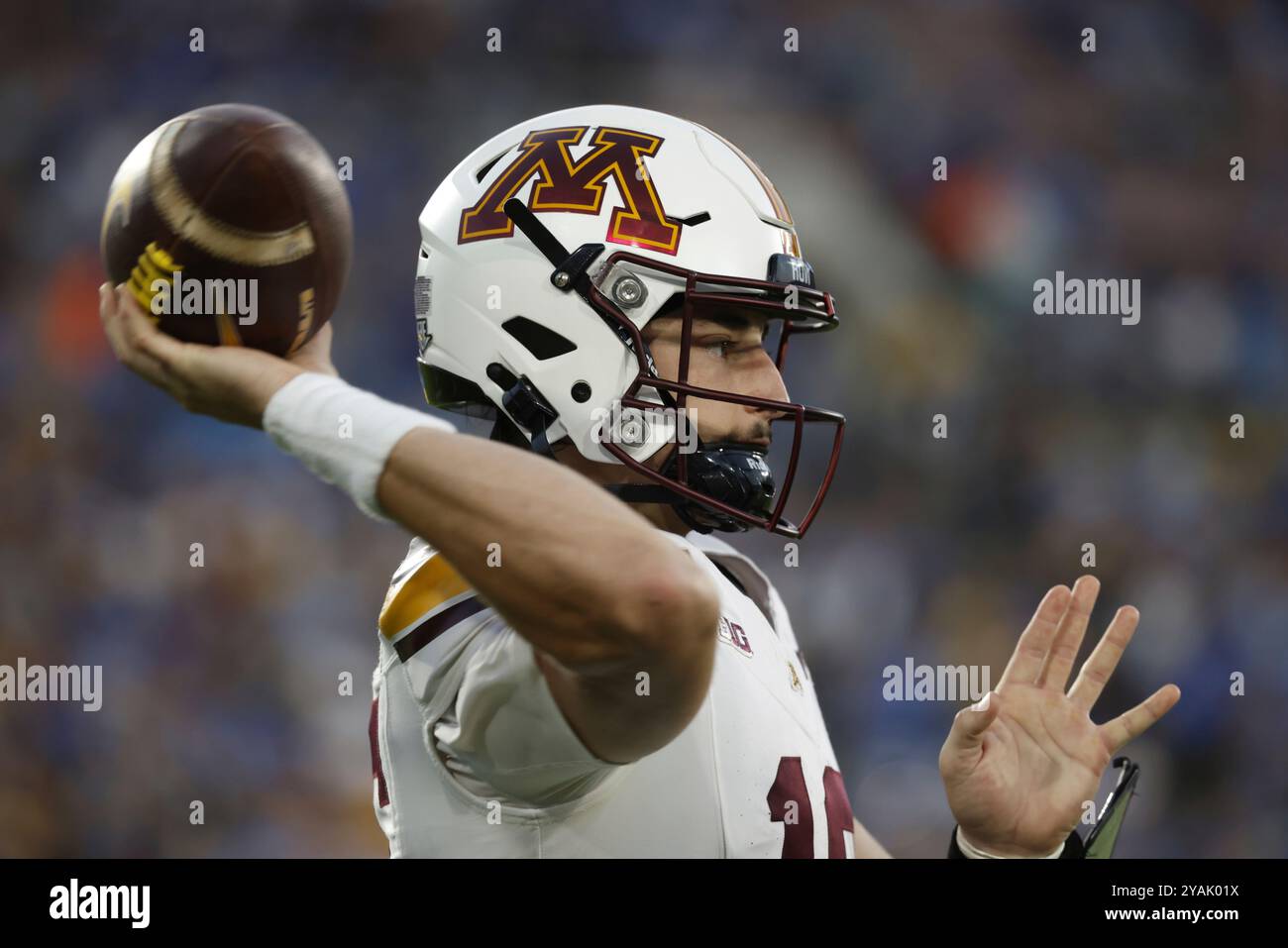 October 12, 2024 Minnesota Golden Gophers quarterback Max Brosmer (16) throws a pass during the game against the UCLA Bruins at the Rose Bowl in Pasadena California. Mandatory Photo Credit : Charles Baus/CSM (Credit Image: © Charles Baus/Cal Sport Media) (Cal Sport Media via AP Images) Banque D'Images
