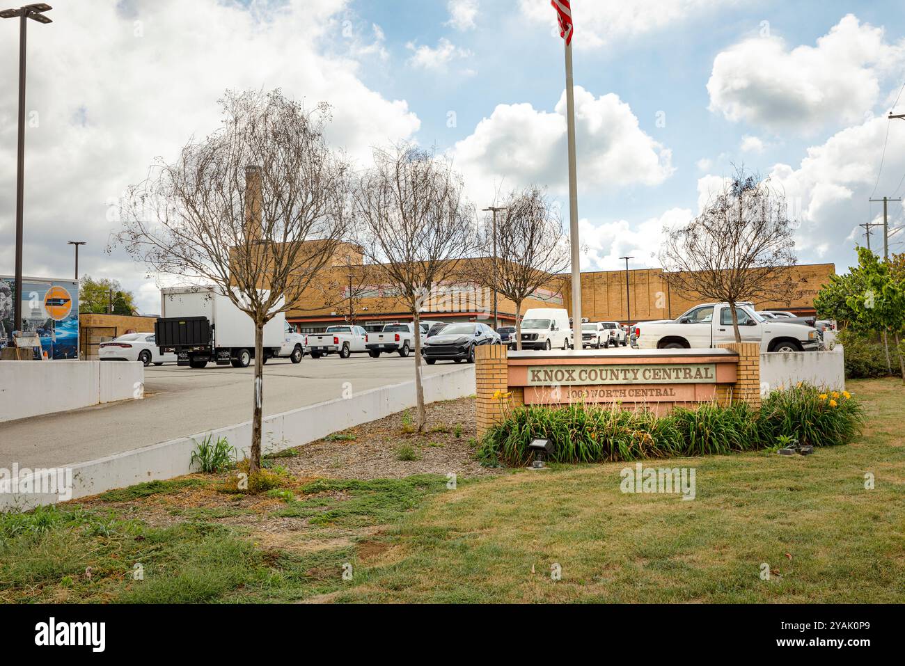 Knoxville, Tennessee, États-Unis-septembre 18, 2024 : le bâtiment central du comté de Knox abrite les services aux anciens combattants et la gestion des dossiers. Banque D'Images