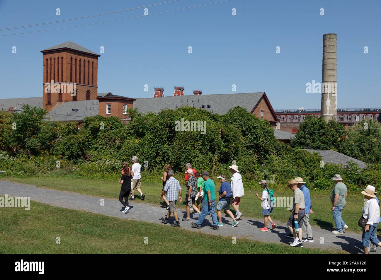 Un groupe de visite explore les canaux de Cohoes, dans la région de la capitale de l'État de New York, aux États-Unis Banque D'Images