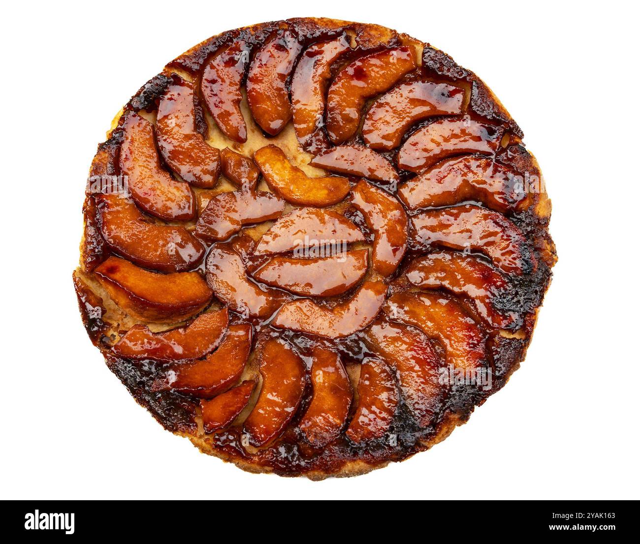 Gâteau de poire tranché ou tarte isolé sur fond blanc, vue de haut en bas Banque D'Images