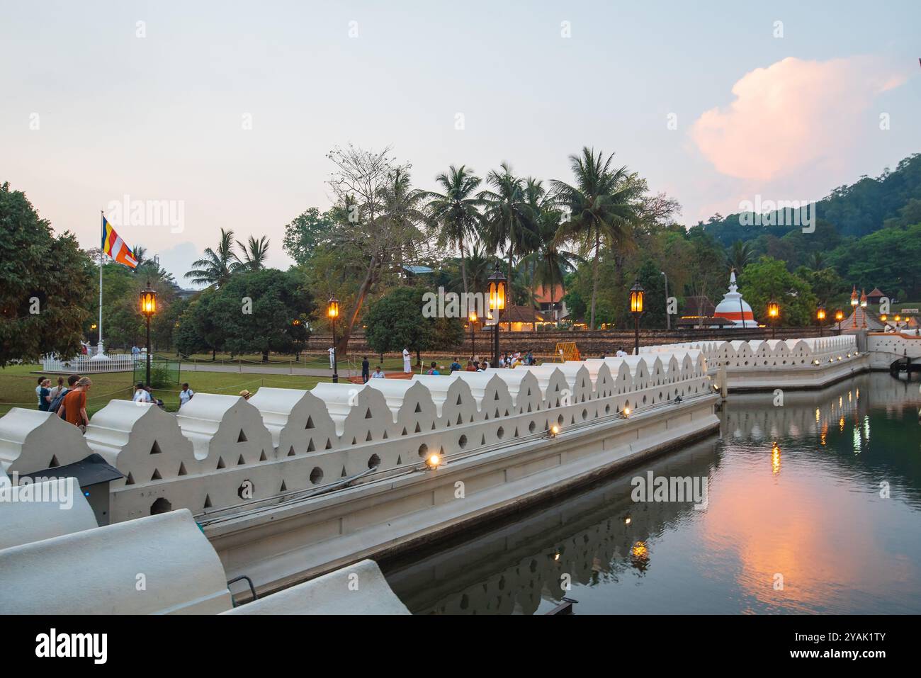 Kandy, Sri Lanka - 31 mars 2019 : les touristes et les fidèles locaux se rassemblent au Temple de la relique de la dent sacrée à Kandy, Sri Lanka, profitant de son hist Banque D'Images