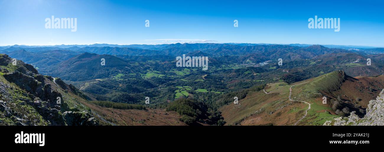 Vue panoramique sur les Pyrénées en Navarre, dans le pays basque espagnol, depuis le sommet de Larrun (la Rhune en français) Banque D'Images
